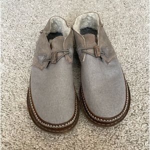 OLUKAI Mens Slipon loafers, size 8-1/2, like new. Color gray with brown accents